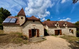 1612 - DOMAINE DE CARACTÈRE DANS UN TRES BEL ENVIRONNEMENT , AVEC GITE, DÉPENDANCES, TOUR, PUITS, SUR 5300 M2 , AUX ENVIRONS DE FIGEAC (LOT)
