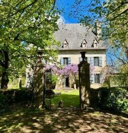 1502 - MAGNIFIQUE MANOIR AVEC SON RUISSEAU,  SA PISCINE ET SES DEPENDANCES DE CARACTÈRE, DANS UN PARC ARBORÉ DE PLUS DE 5 HECTARES, AUX ENVIRONS DE FIGEAC