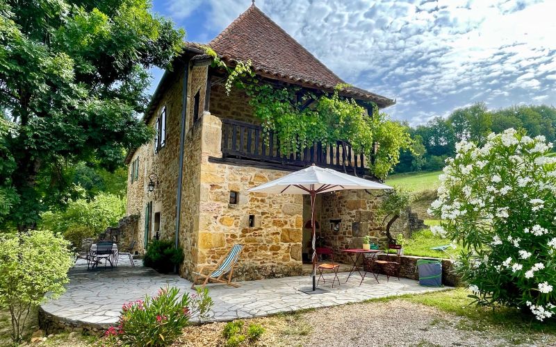 1467 - BELLE PROPRIETE DE CARACTERE, EN PIERRES, SUPERBEMENT RESTAURÉE, AVEC GRANGE, FOUR A PAIN, PUITS, SUR 6000 M2 DE TERRAIN ,  TRES PROCHE DE FIGEAC (LOT) VUE DOMINANTE