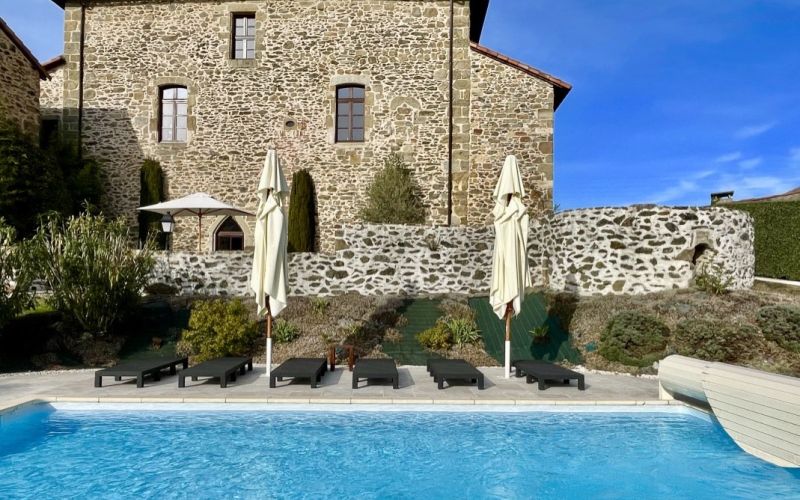 1422 - CHATEAU BASE XIVE , ENTIEREMENT RENOVE, AVEC GITES ET PISCINE, AUX ENVIRONS DE FIGEAC