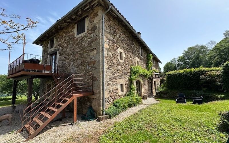 1520 - BELLE ET GRANDE PROPRIETE  EN PIERRE, AVEC TROIS GITES ET UNE HABITATION PRIVÉE, SUR PLUS DE  5 HECTARES , PISCINE, AUX ENVIRONS DE FIGEAC (LOT)