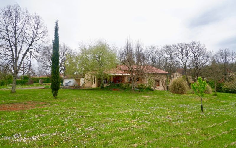 1369 - MAISON CONTEMPORAINE, AVEC GARAGES, DANS UN TRES BEAU JARDIN CLOS DE 3500 m2 A FIGEAC (LOT)