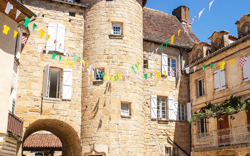 1387 - ORIGINALE DEMEURE DE CARACTERE  DU XIV e SIECLE, AUX ENVIRONS DE FIGEAC (LOT)