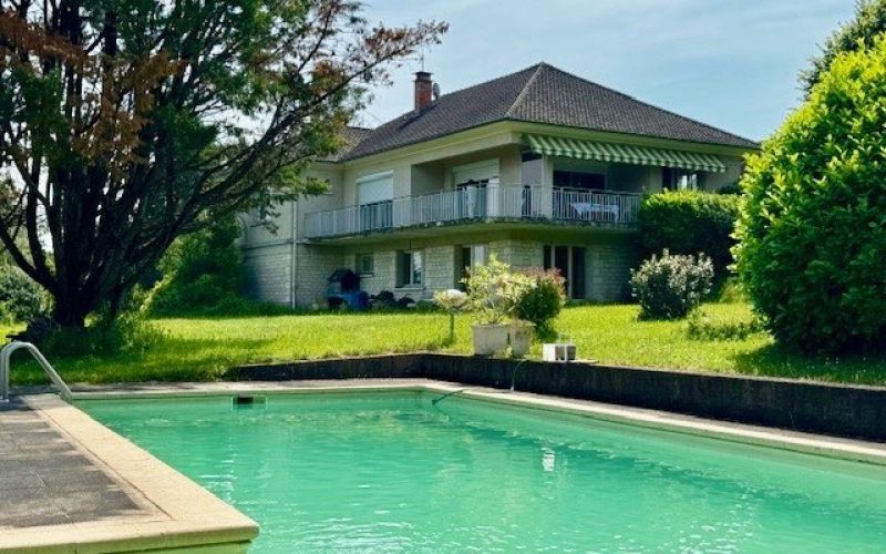 1493 - GRANDE VILLA CONTEMPORAINE, AVEC PISCINE ET BEAU PARC ARBORÉ, VUE DOMINANTE, SUR LES HAUTEURS DE FIGEAC (LOT)