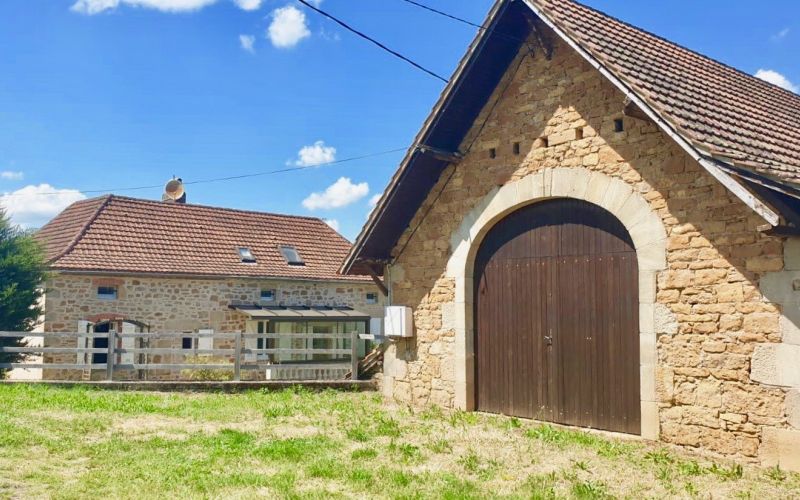 1410 -  BEL ENSEMBLE QUERCYNOIS AVEC DEUX SOURCES EN EAU POTABLE , A 5 MINUTES DE FIGEAC (LOT) SUR 6300 m2 DE TERRAIN, VUE DOMINANTE, PROCHE CHEMIN DE COMPOSTELLE