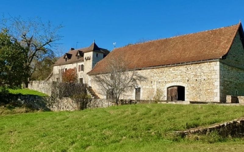 1487 - PETIT HAMEAU DE CARACTERE AVEC GRANGES, PISCINE, SUR PRESQUE 3 HECTARES ,  VUE SUPERBE DOMINANTE, PROCHE DE FIGEAC (LOT) GR 65, CHEMIN DE COMPOSTELLE