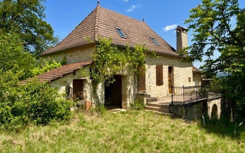 1490 - RAVISSANTE MAISON QUERCYNOISE SUR PLUS DE 10 HECTARES, VUE SUPERBE, TRES BEL ENVIRONNEMENT,  PROCHE DE FIGEAC (LOT)