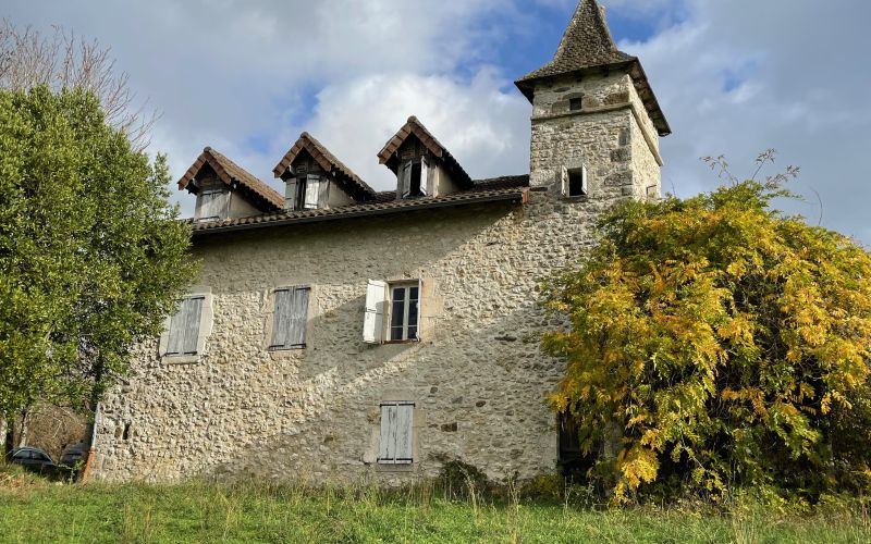 1512 - RAVISSANT CORPS DE FERME SUR ENV 18 HA , AVEC DEPENDANCES ET PUITS, AUX ENVIRONS DE FIGEAC