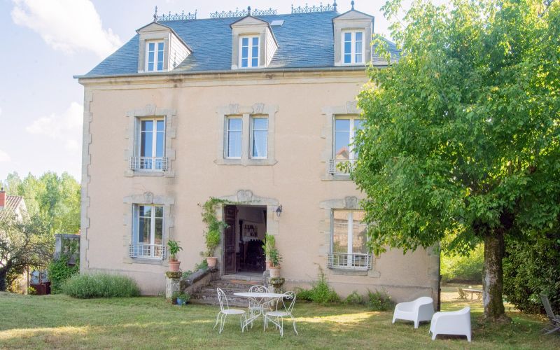 1453 - ELEGANTE MAISON DE MAITRE, BELLE RENOVATION RECENTE, CARREAUX DE CIMENT, MOULURES, CHEMINEES,  AVEC SON PARC ARBORÉ,  AUX ENVIRONS DE FIGEAC (LOT)