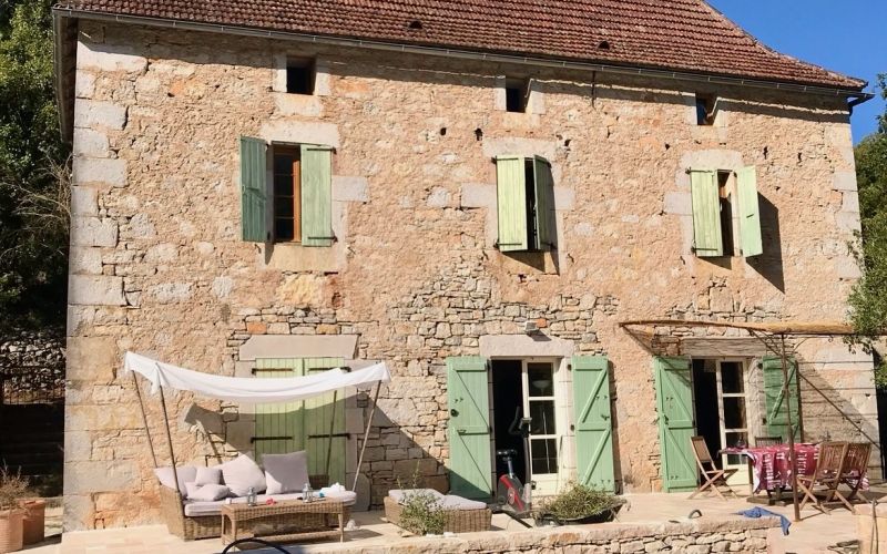 1543 - ELEGANTE MAISON DE MAITRE EN PIERRE, CHARME ET AUTHENTICITÉ, AVEC SA PISCINE ET SA BELLE GRANGE, SUR 3750 M2 DE TERRAIN AVEC VUE, VALLÉE DU CELE , PROCHE FIGEAC (LOT)