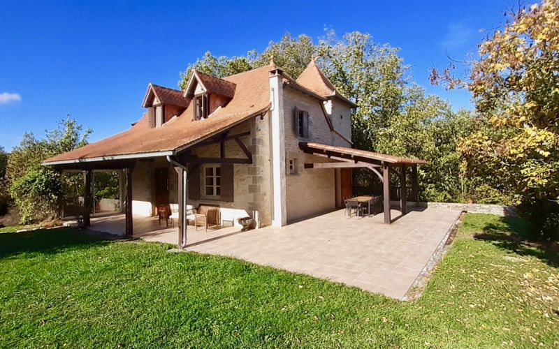 1409 - PROPRIETE DE CHARME AVEC VUE SUPERBE, PISCINE ET TENNIS, AUX ENVIRONS DE CAJARC (LOT)