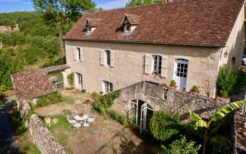 1397 - PROPRIETE DE CARACTERE AVEC DEPENDANCES, PISCINE ET VUE SUPERBE SUR LA VALLEE DU CELE, PROCHE DE FIGEAC (LOT)