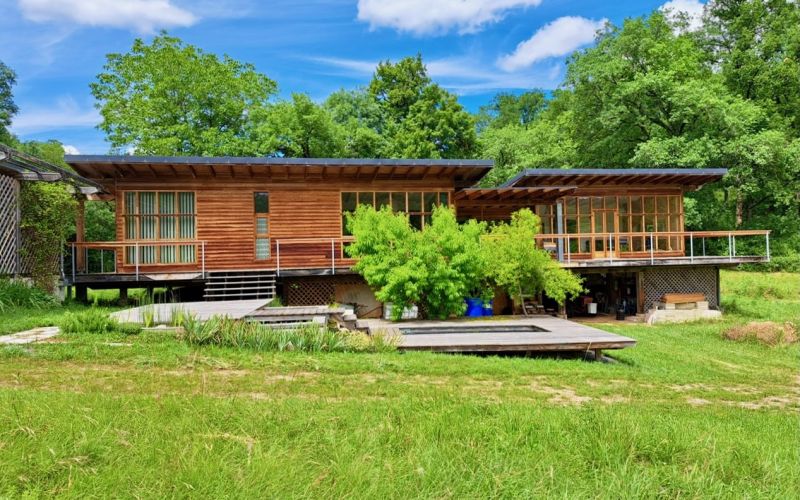 1610 - MAGNIFIQUE MAISON EN BOIS SUR PILOTIS , BIO CLIMATIQUE, SUR PLUS D'UN HECTARE, A QUELQUES MINUTES DE FIGEAC (LOT)