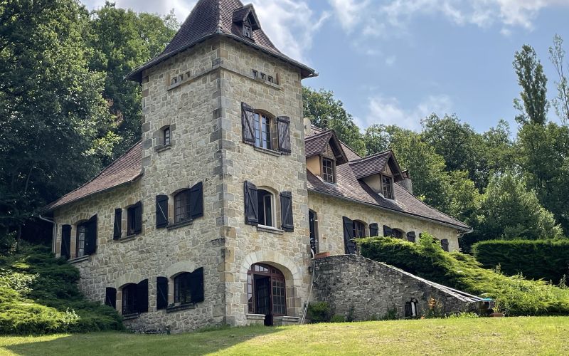 1470 - GRANDE DEMEURE AVEC SON SUPERBE PARC ARBORÉ ET SA PISCINE,  SUR 9347 m2,TRES PROCHE DE FIGEAC (LOT)