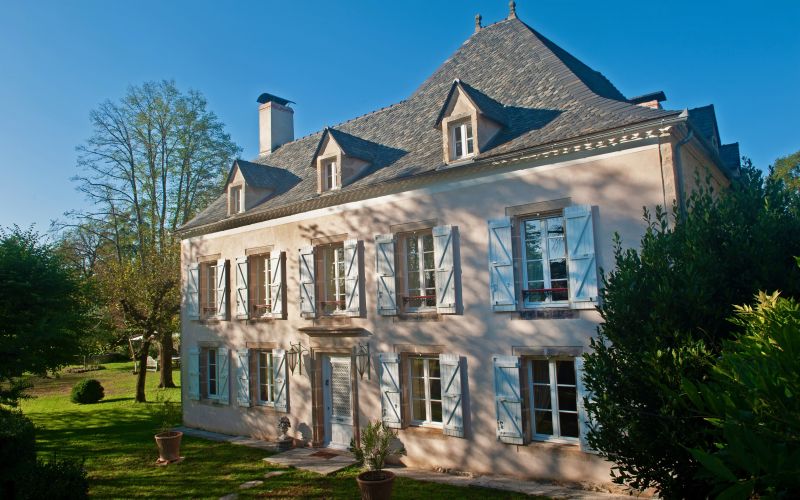 1511 - ELEGANTE MAISON DE MAITRE DANS UN VILLAGE TOUS COMMERCES, AU COEUR DU PARC NATIONAL DES CAUSSES, PROCHE DE FIGEAC (LOT )