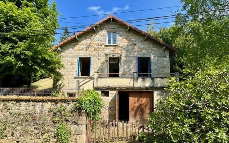 1489 - COQUETTE MAISON A RAFRAICHIR, AVEC PISCINE, JARDIN ET GARAGE ENTRE FIGEAC ET CAJARC (LOT)