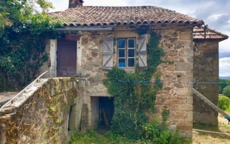 1613 - CHARMANT ENSEMBLE QUERCYNOIS DE CARACTERE A RÉNOVER AVEC VUE MAGNIFIQUE , SUR 1877 m2, AU CALME À 8 KMS DE FIGEAC (LOT)