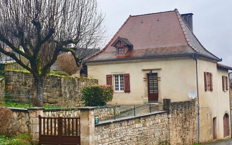 1476 - JOLIE MAISON  DE VILLAGE STYLE QUERCYNOISE, AVEC JARDIN ET GARAGE,  PRES DE FIGEAC (LOT)