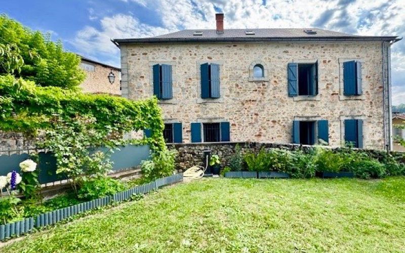 1508 -BELLE MAISON EN PIERRES , ENTIEREMENT RESTAURÉE, AVEC GARAGES ET JARDIN DANS FIGEAC, CENTRE HISTORIQUE (LOT )