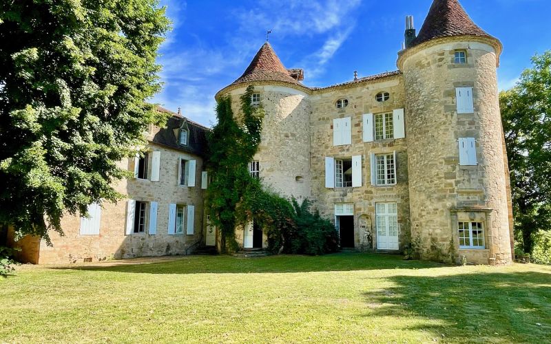 1392 -  DOMAINE EXCEPTIONNEL DE 27 HECTARES,  AVEC SON SUPERBE CHATEAU DU XVIe SIECLE , SES DEPENDANCES XIXe, ETANG, PISCINE, AUX ENVIRONS DE FIGEAC (LOT)