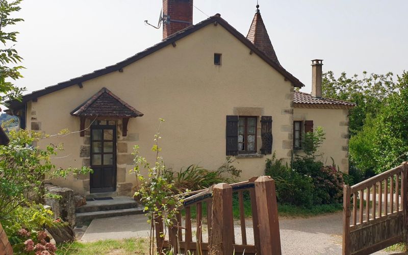 1451 - MAISON QUERCYNOISE AVEC PIGEONNIER, PUITS ET DEPENDANCES, SUR 2446 m2 DE TERRAIN, AUX ENV DE FIGEAC (LOT)