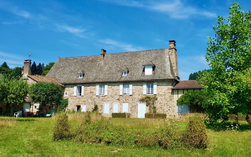 1515 - SUPERBE MAISON DE MAITRE EN PIERRES DE TAILLE, DE 1820, AVEC DEPENDANCE, TERRAIN DE PLUS D'UN HA, GRAND BOIS, AUX ENVIRONS DE FIGEAC