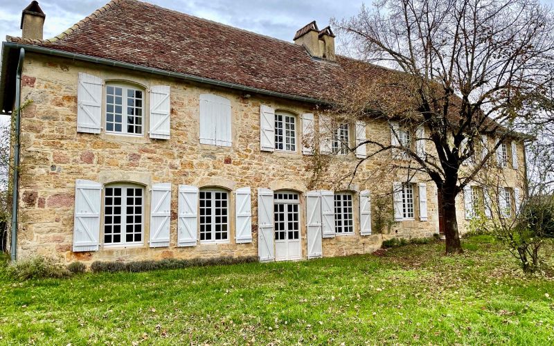 1479 - ELEGANTE DEMEURE DE CARACTERE, ANCIEN COUVENT, CHARME FOU, AVEC SON TERRAIN ARBORE DE PLUS D'UN HECTARE , AUX ENVIRONS  DE FIGEAC