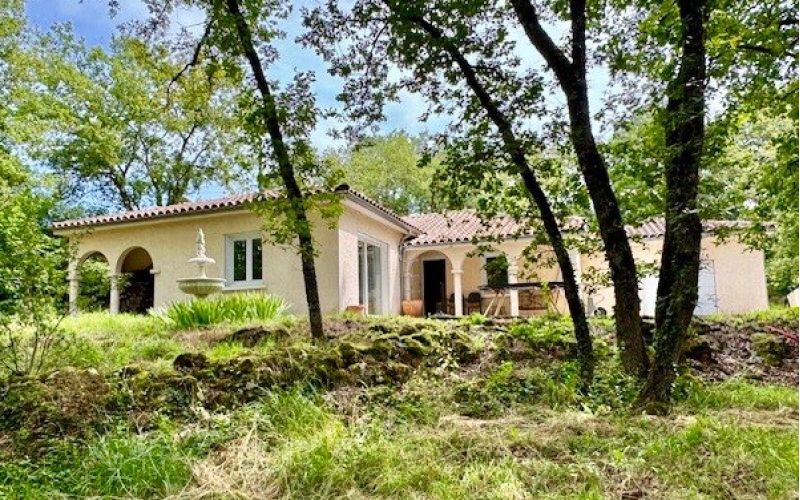 1506 -  VILLA CONTEMPORAINE, PLAIN PIED, AUX PORTES DE FIGEAC, ET SON GRAND TERRAIN BOISÉ (LOT)