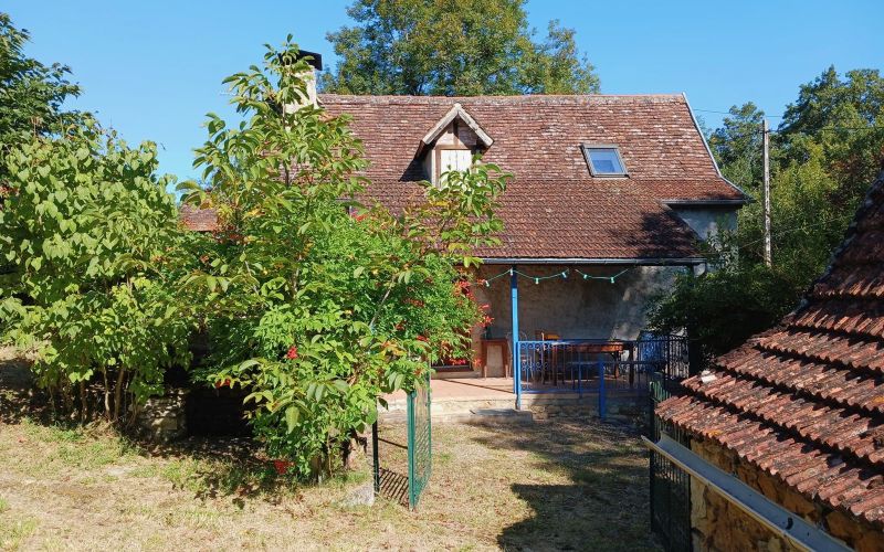 1510 - JOLIE PETITE MAISON QUERCYNOISE ET SA GRANGE , SUR UN TERRAIN ARBORE DE 1300 M2,AU CALME, AUX ENVIRONS DE FIGEAC (LOT)