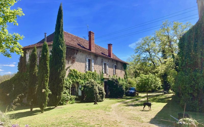 1491 - GRANDE PROPRIETE AGRICOLE, HAMEAU COMPLET,  AVEC BELLES MAISONS DE MAITRES ET GRANDES DÉPENDANCES, ETANG, FERME SUR PLUS DE 31 HA , ISOLÉE, AUX ENVIRONS DE FIGEAC ET CAJARC (LOT)