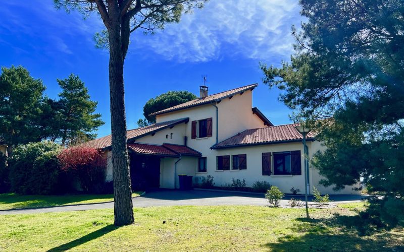 1501 - VILLA CONTEMPORAINE AVEC PISCINE, BELLE VUE DOMINANTE, SECTEUR DECAZEVILLE (AVEYRON)