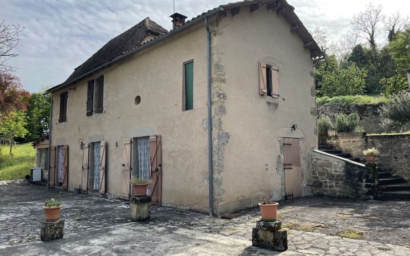 1375 - MAISON  AVEC GARAGES , TERRAINS, PROCHE DE FIGEAC (LOT)