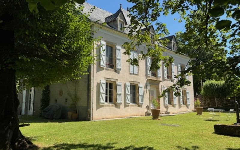 1511 - ELEGANTE MAISON DE MAITRE DANS UN VILLAGE TOUS COMMERCES, AU COEUR DU PARC NATIONAL DES CAUSSES, PROCHE DE FIGEAC (LOT )