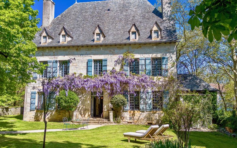 1502 - MAGNIFIQUE MANOIR AVEC SON RUISSEAU,  SA PISCINE ET SES DEPENDANCES DE CARACTÈRE, DANS UN PARC ARBORÉ DE PLUS DE 5 HECTARES, AUX ENVIRONS DE FIGEAC