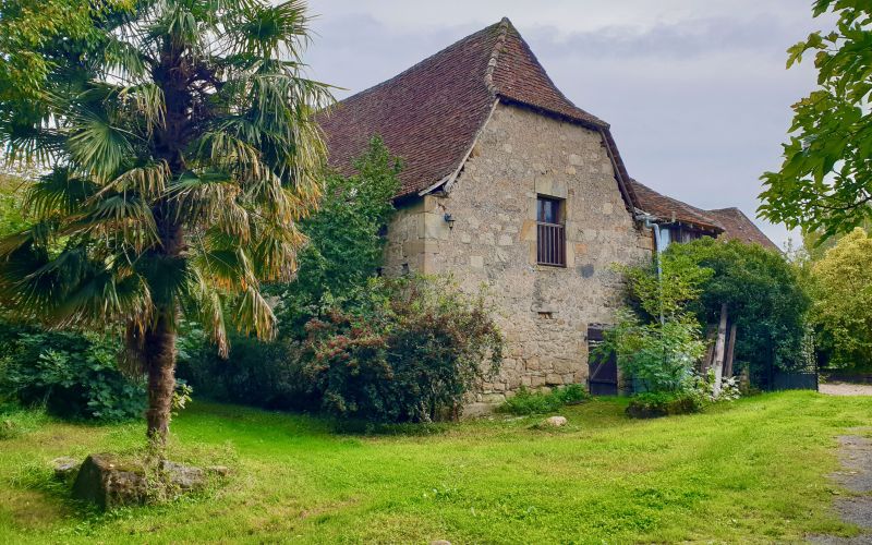 1513 - BELLE MAISON EN PIERRES ET SES DEUX GITES ET SA PISCINE, SUR 7871 m2, PROCHE DE FIGEAC (LOT)