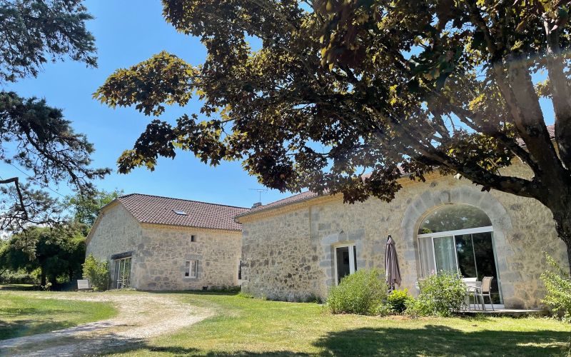 1459 - SECTEUR LOT ET GARONNE - NERAC - MAGNIFIQUE PROPRIÉTÉ POUR GITES AVEC PISCINE, VUE, SUR 6500 m2