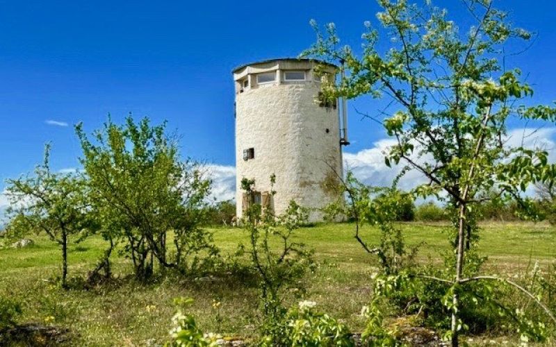 1486 - ATYPIQUE ET ORIGINAL MOULIN A VENT, AVEC VUE PANORAMIQUE, SUR 5 HECTARES, EN PLEIN COEUR DU CAUSSE, EN PLEINE NATURE, AUX ENVIRONS DE FIGEAC (LOT)