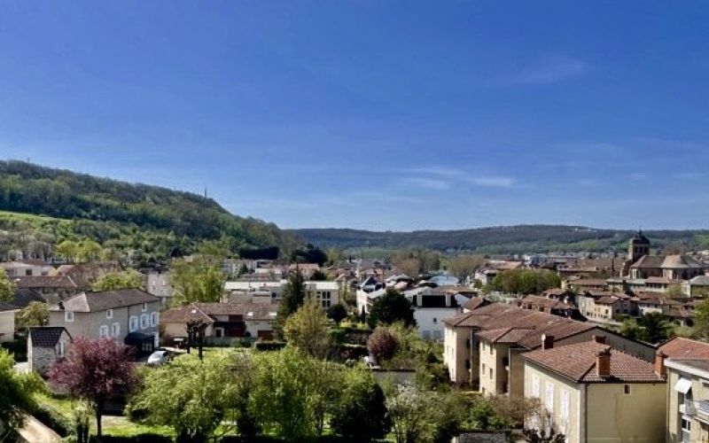 1373 - APPARTEMENT T3 AVEC ASCENSEUR, PARKING, CAVE ET BELLE VUE , A FIGEAC (LOT)