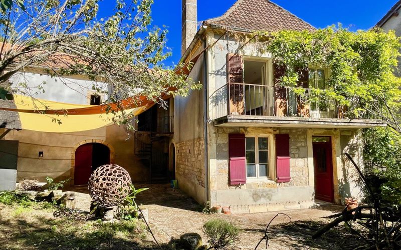 1402 - RAVISSANTE MAISON ANCIENNE DE VILLAGE AVEC DEPENDANCE ET JARDIN, AUX ENVIRONS DE FIGEAC (LOT)