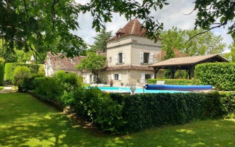 849 - RAVISSANT DOMAINE DE CARACTERE AVEC PISCINE AUX ENVIRONS DE FIGEAC (LOT)