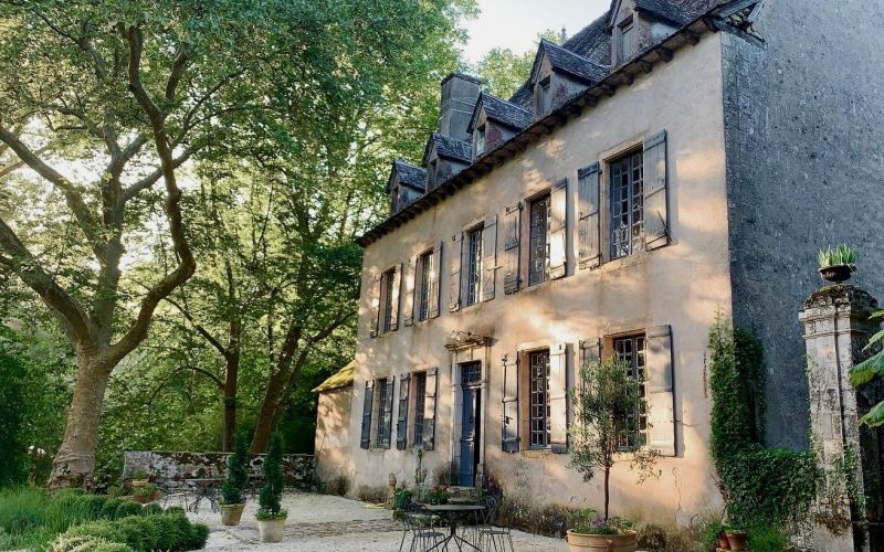 1502 - MAGNIFIQUE MANOIR AVEC SON RUISSEAU,  SA PISCINE ET SES DEPENDANCES DE CARACTÈRE, DANS UN PARC ARBORÉ DE PLUS DE 5 HECTARES, AUX ENVIRONS DE FIGEAC