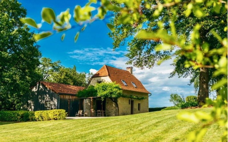 1496 - DANS UN ENVIRONNEMENT EXCEPTIONNEL, RAVISSANTE MAISON QUERCYNOISE EN PIERRES AVEC UNE EXTENSION BOIS, SUR 5385 m2 DE PARC ARBORE AVEC VUE DOMINANTE, SPOT INCROYABLE,  PROCHE DE FIGEAC (LOT)