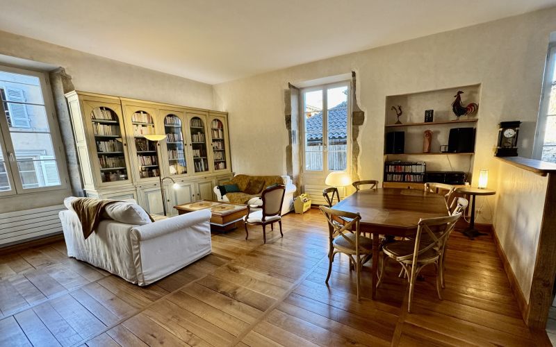 1578 - GRAND APPARTEMENT DE CARACTERE LUMINEUX , AVEC PARTIE INDÉPENDANTE, DANS BEL IMMEUBLE , CENTRE VILLE HISTORIQUE DE FIGEAC (LOT)