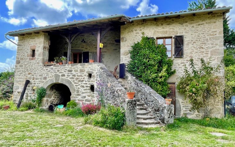 1442 -  RAVISSANTE MAISON EN PIERRES TYPIQUE AVEC SA DEPENDANCE, PUITS, SERRES ET BEAU TERRAIN ARBORE AVEC VUE, AUX ENVIRONS DE FIGEAC (LOT)